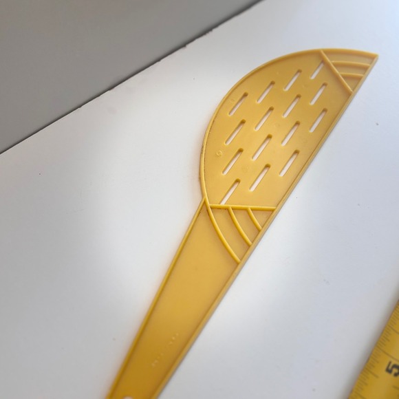 Vintage Yellow Plastic Half Moon Pasta Strainer Colander Kitchen Utensil Gadget - Picture 3 of 3